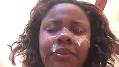 Neska brasildar beltzak aurpegian esperma bat jasotzen du sexu analearen ondoren, Dick handi batekin